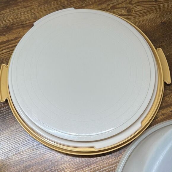 Vintage Tupperware Cake/Pie Holder Harvest Gold with Servin Saver No Handle - Picture 8 of 12